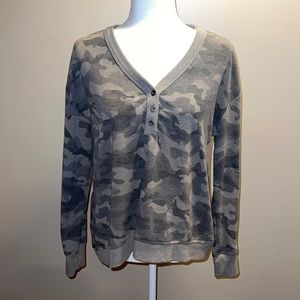 Cute camo hi low shirt💚